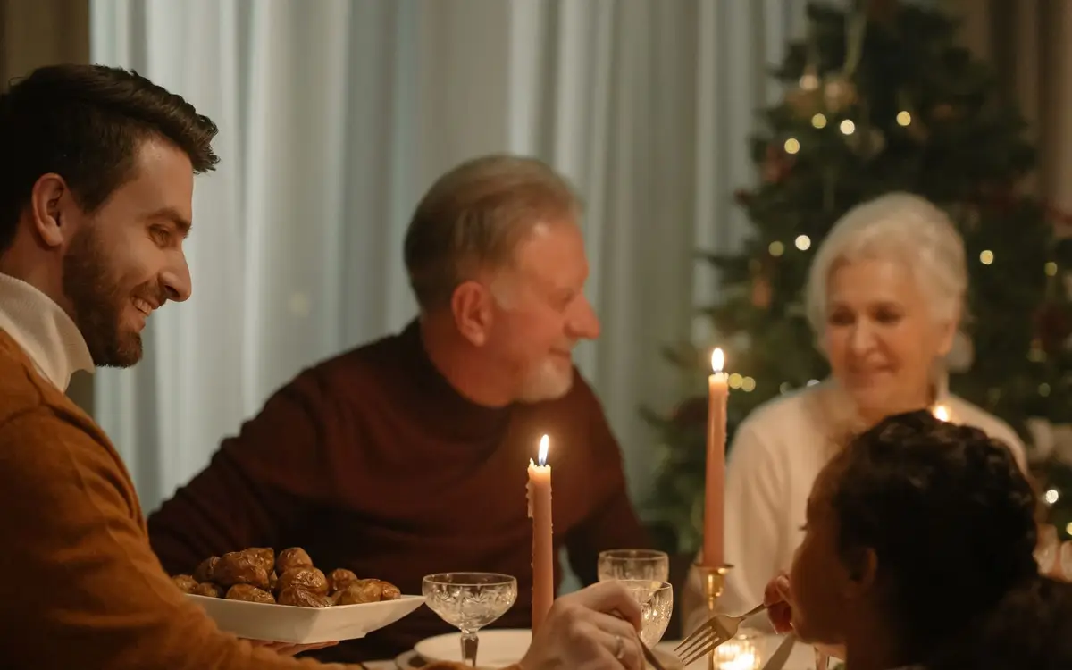 Un repas en famille, parents et enfants réunis autour de la table